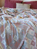 Yılbaşı desenli jakarlı muslin yatak örtüsü katlanmış halde kar tanesi detayı