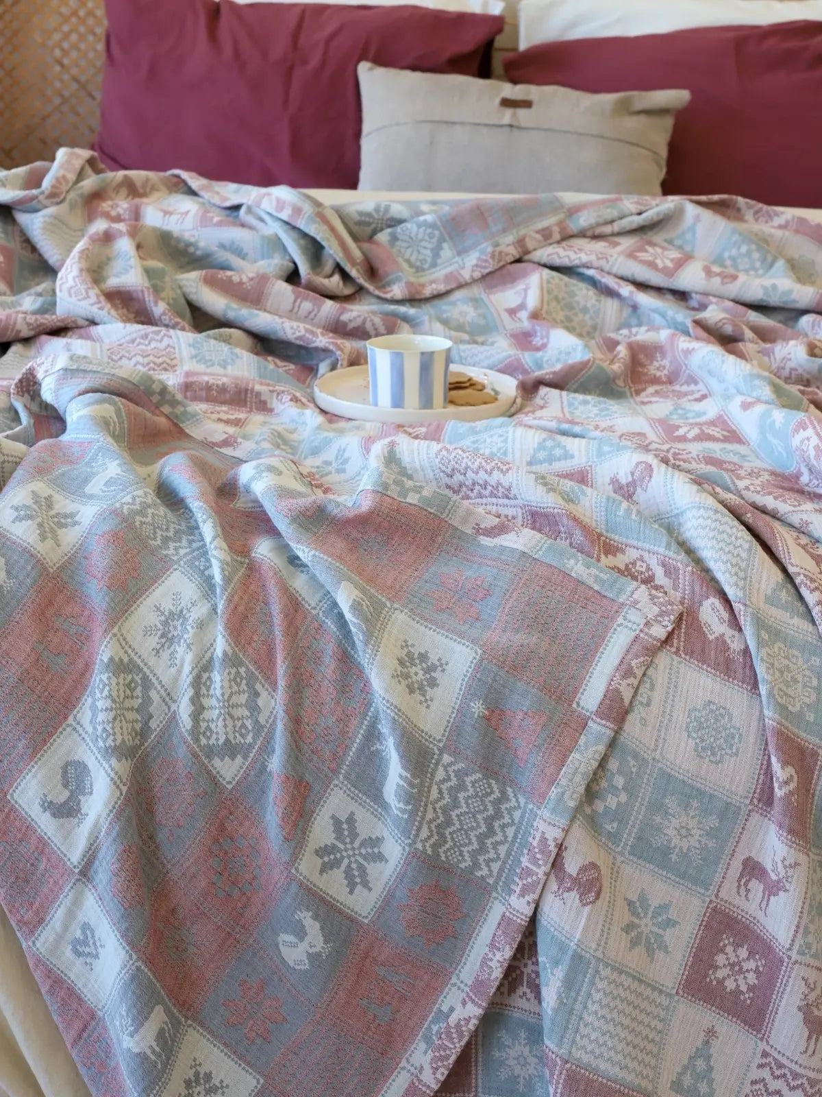 Yılbaşı desenli jakarlı muslin yatak örtüsü katlanmış halde kar tanesi detayı