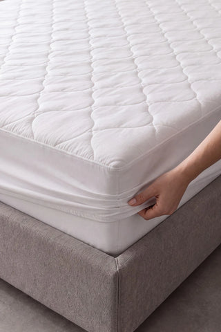 Beyaz kapitone fitted alezin çepeçevre lastikli 40 cm eteği yatak köşesine geçiriliyor – VivaMaison
