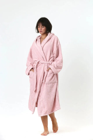 Pembe kapüşonlu havlu bukle bornoz, ön görünüm – %100 Türk pamuğu, 360 g/m², OEKO-TEX, VivaMaison