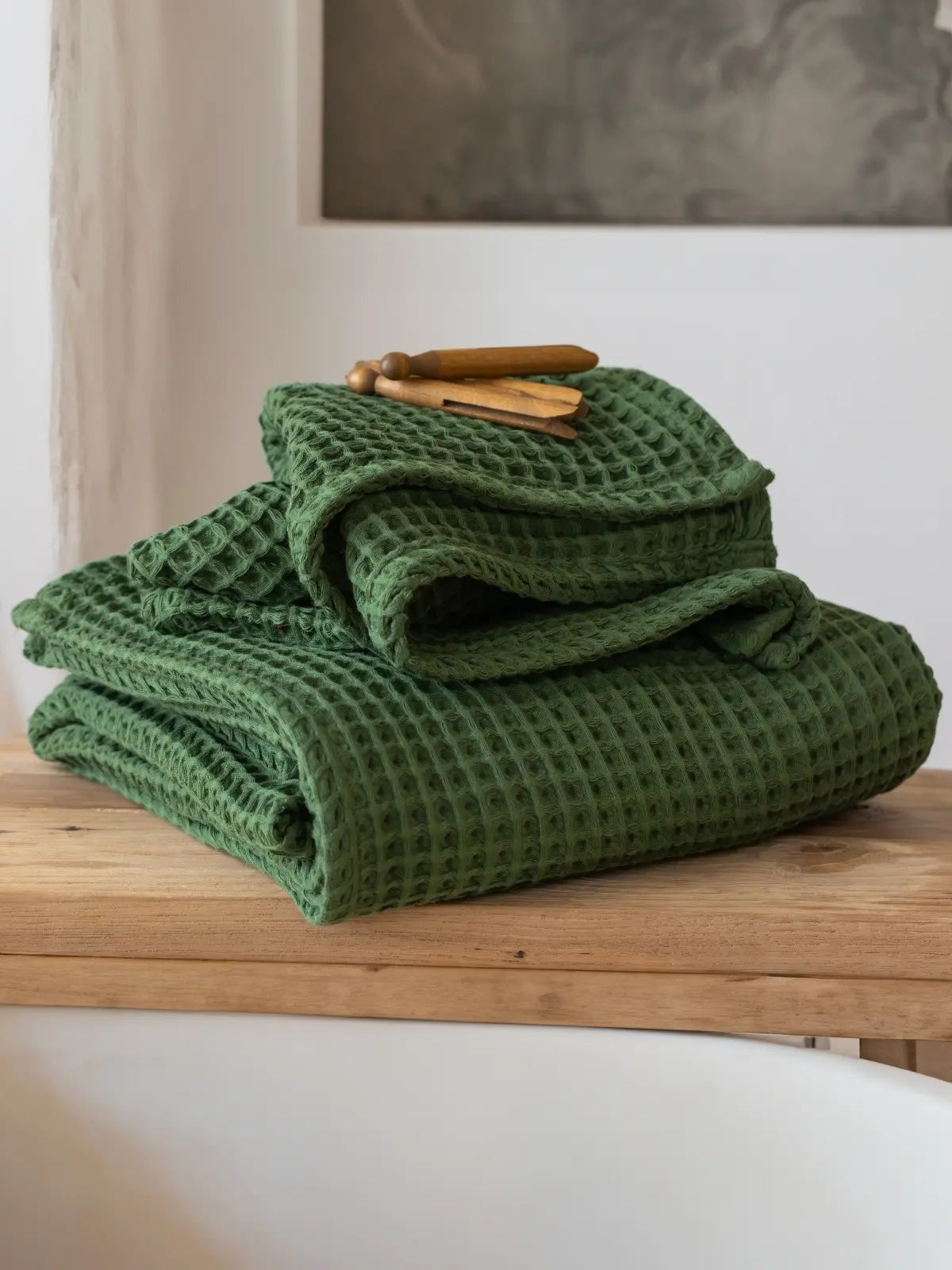 Koyu yeşil havlu seti banyo ortamı kullanım
