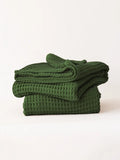 Koyu yeşil pamuklu waffle havlu düzenli katlı