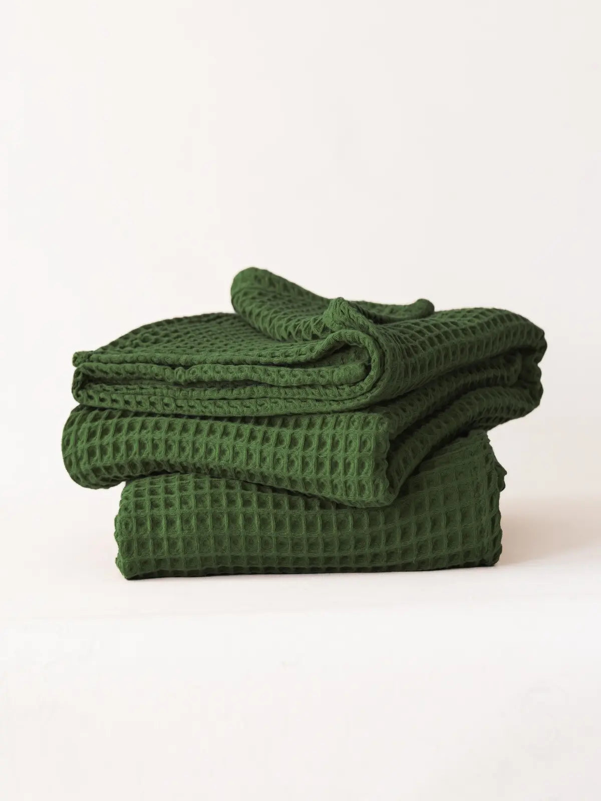 Koyu yeşil pamuklu waffle havlu düzenli katlı