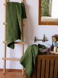 Koyu yeşil petek havlu doğal banyo dekorasyonu