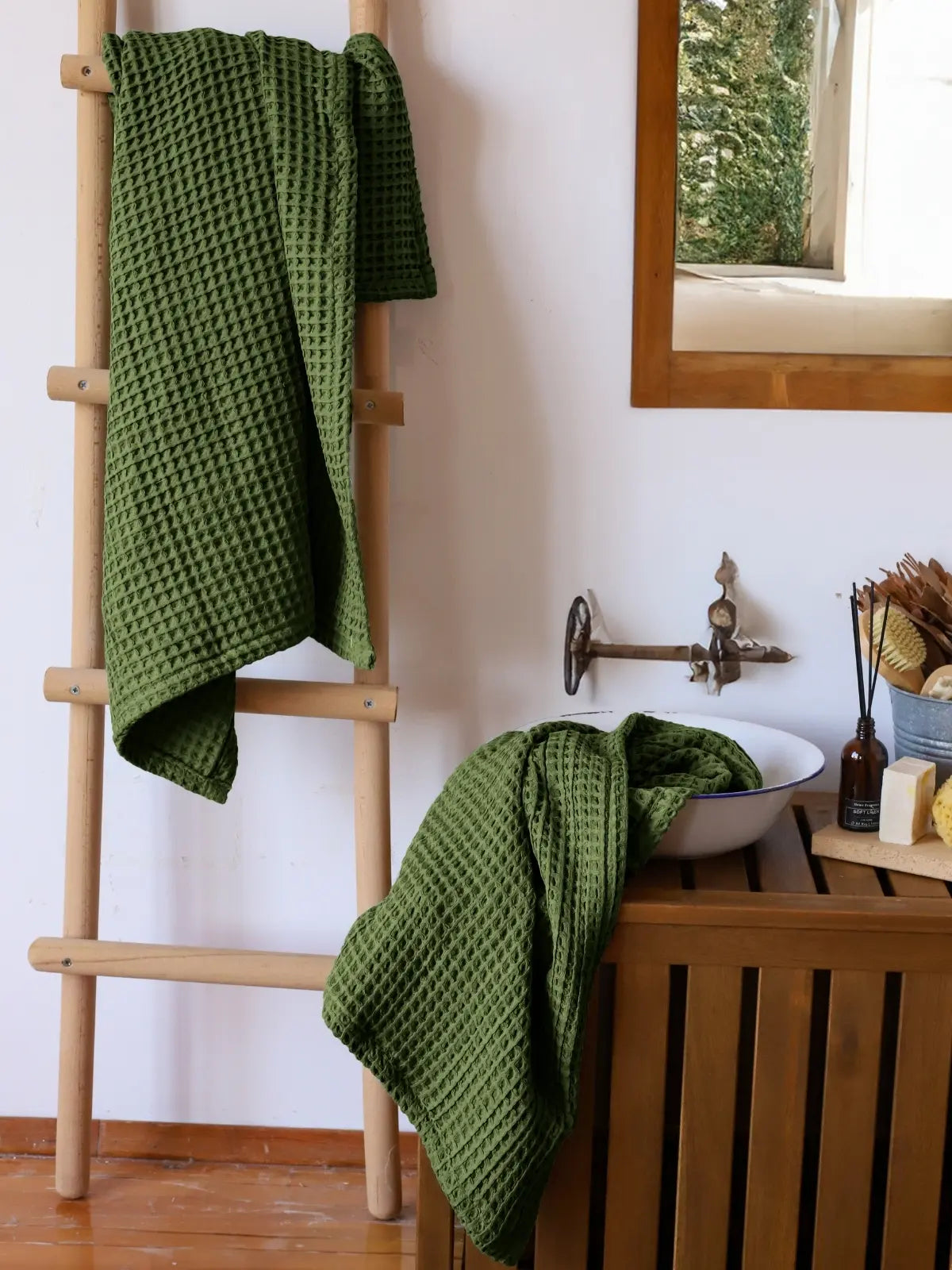 Koyu yeşil petek havlu doğal banyo dekorasyonu