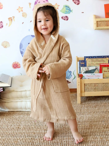 Açık kahve %100 pamuk 4 kat muslin bebek çocuk bornozu ayakta çocuk model