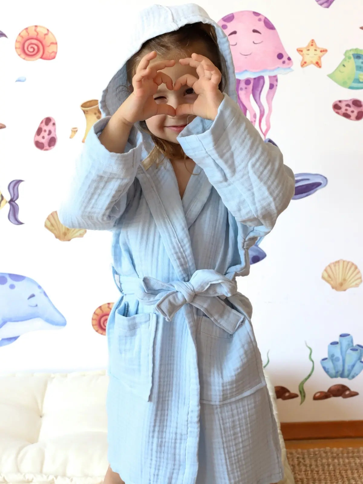 Bebe mavisi %100 pamuk 4 kat muslin bebek çocuk bornozu ayakta çocuk model