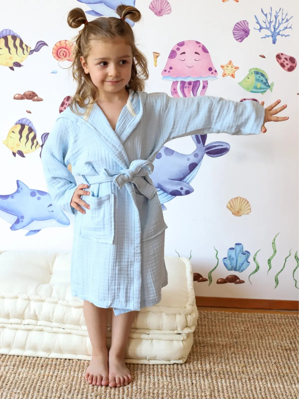 Bebe mavisi muslin bebek bornozu giyili çocuk model farklı açı görünüm