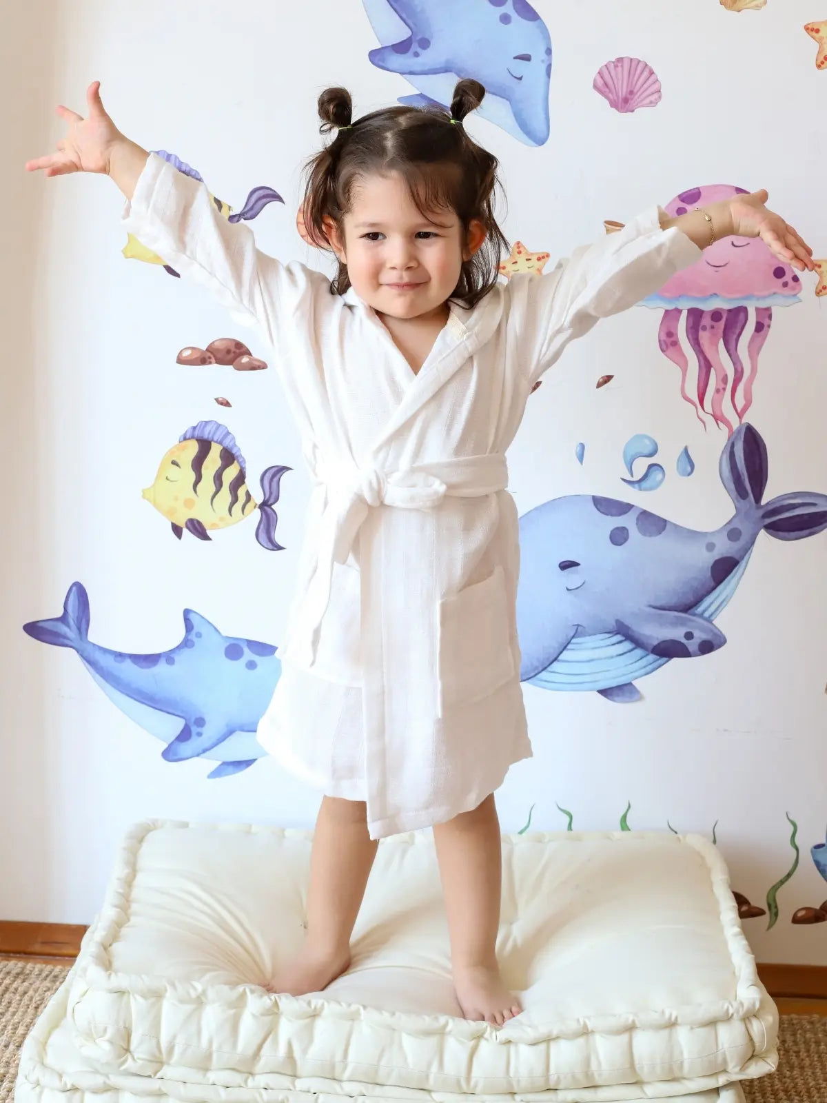 Beyaz %100 pamuk 4 kat müslin bebek çocuk bornozu ayakta çocuk model