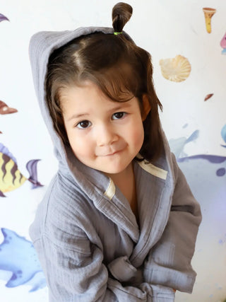 Gri müslin bebek bornozu kapüşon ve kumaş detayı çocuk model