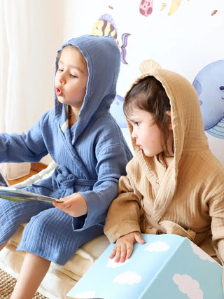 İndigo mavi ve açık kahve müslin bebek bornozu iki çocuk model oturur poz