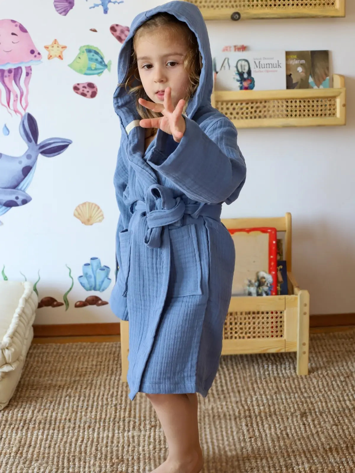 İndigo mavi %100 pamuk 4 kat muslin bebek çocuk bornozu ayakta çocuk model