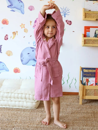 Mürdüm müslin bebek bornozu giyili çocuk model farklı açı görünüm