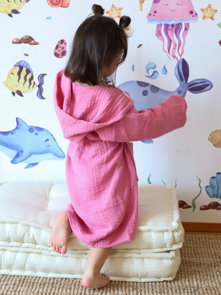 Pembe %100 pamuk 4 kat müslin bebek çocuk bornozu ayakta çocuk model