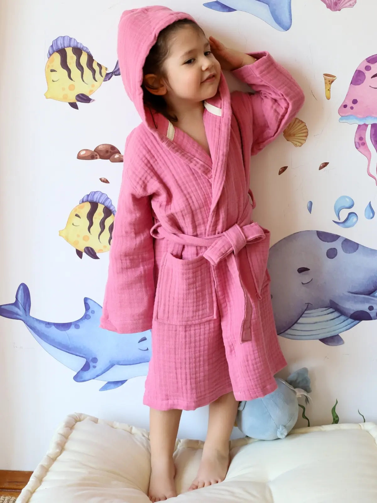 Pembe muslin bebek bornozu giyili çocuk model farklı açı görünüm