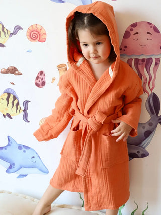 Terracotta müslin bebek bornozu giyili çocuk model farklı açı