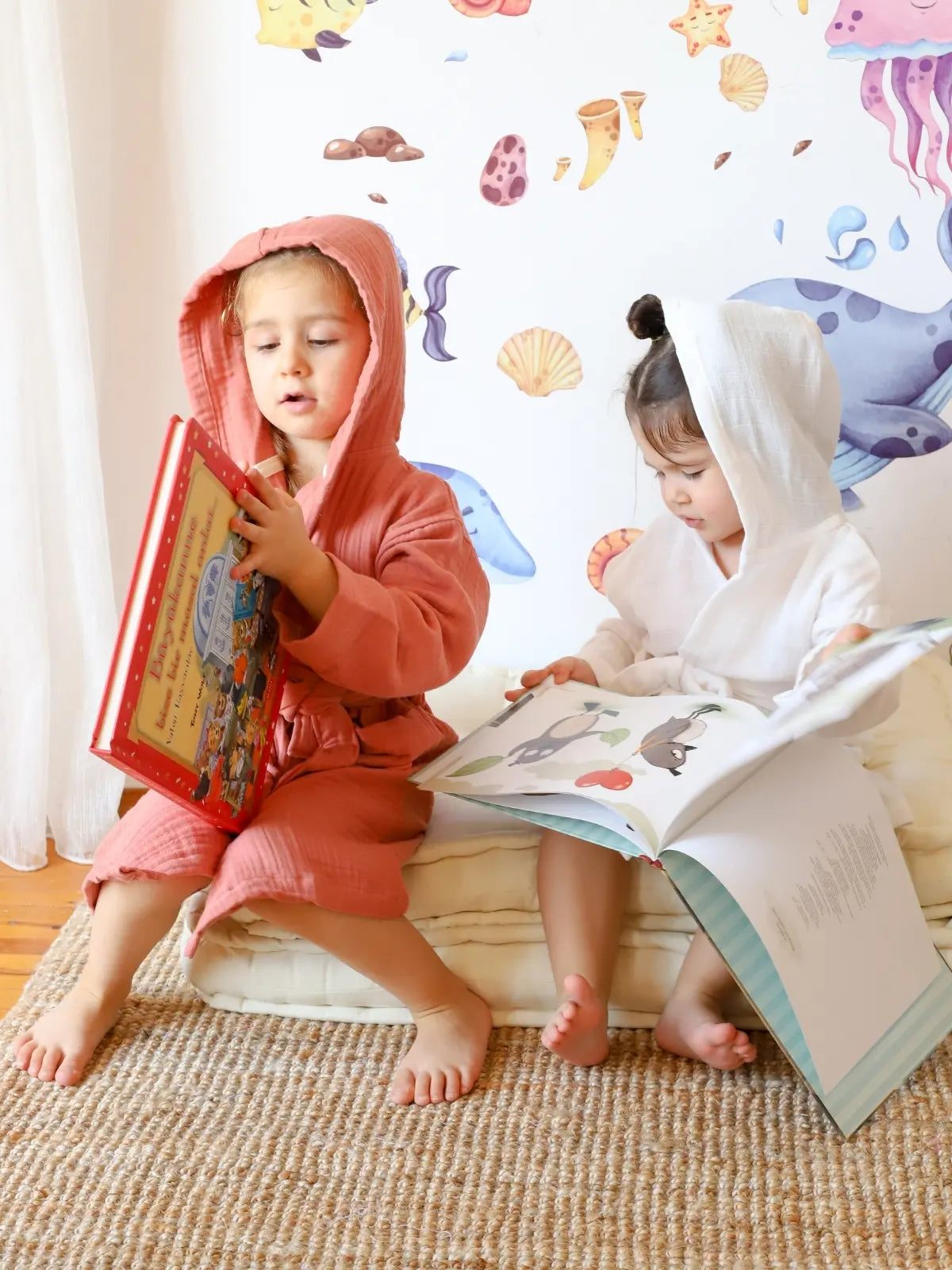 Terracotta ve beyaz muslin bebek bornozu iki çocuk model oturur poz