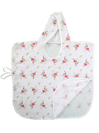 Flamingo desenli muslin bebek panço açık halde beyaz zemin üzerinde