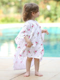 Flamingo desenli muslin bebek panço giyili çocuk model ayakta tam boy