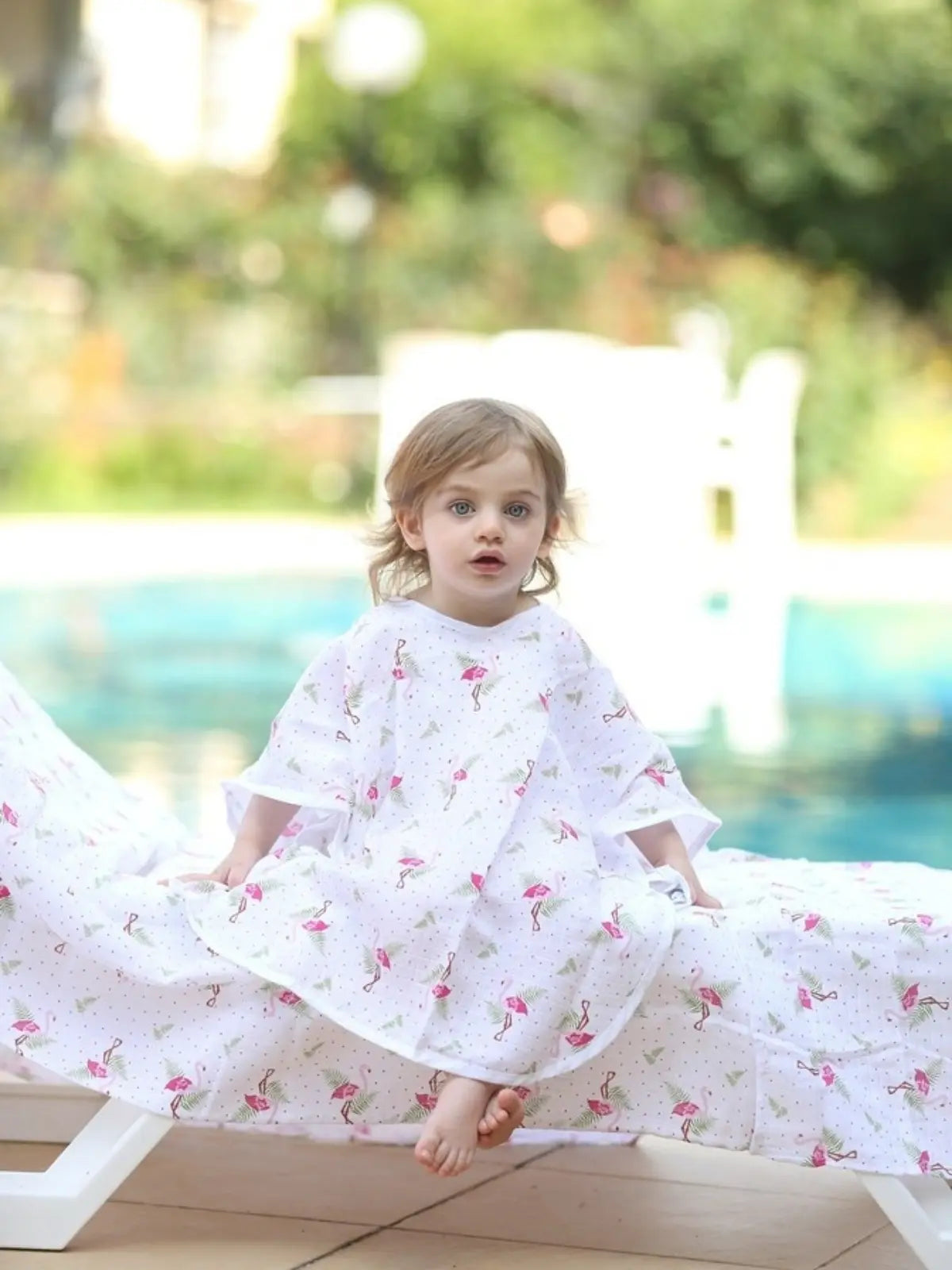 Flamingo desenli muslin bebek panço giyili çocuk model oturur poz