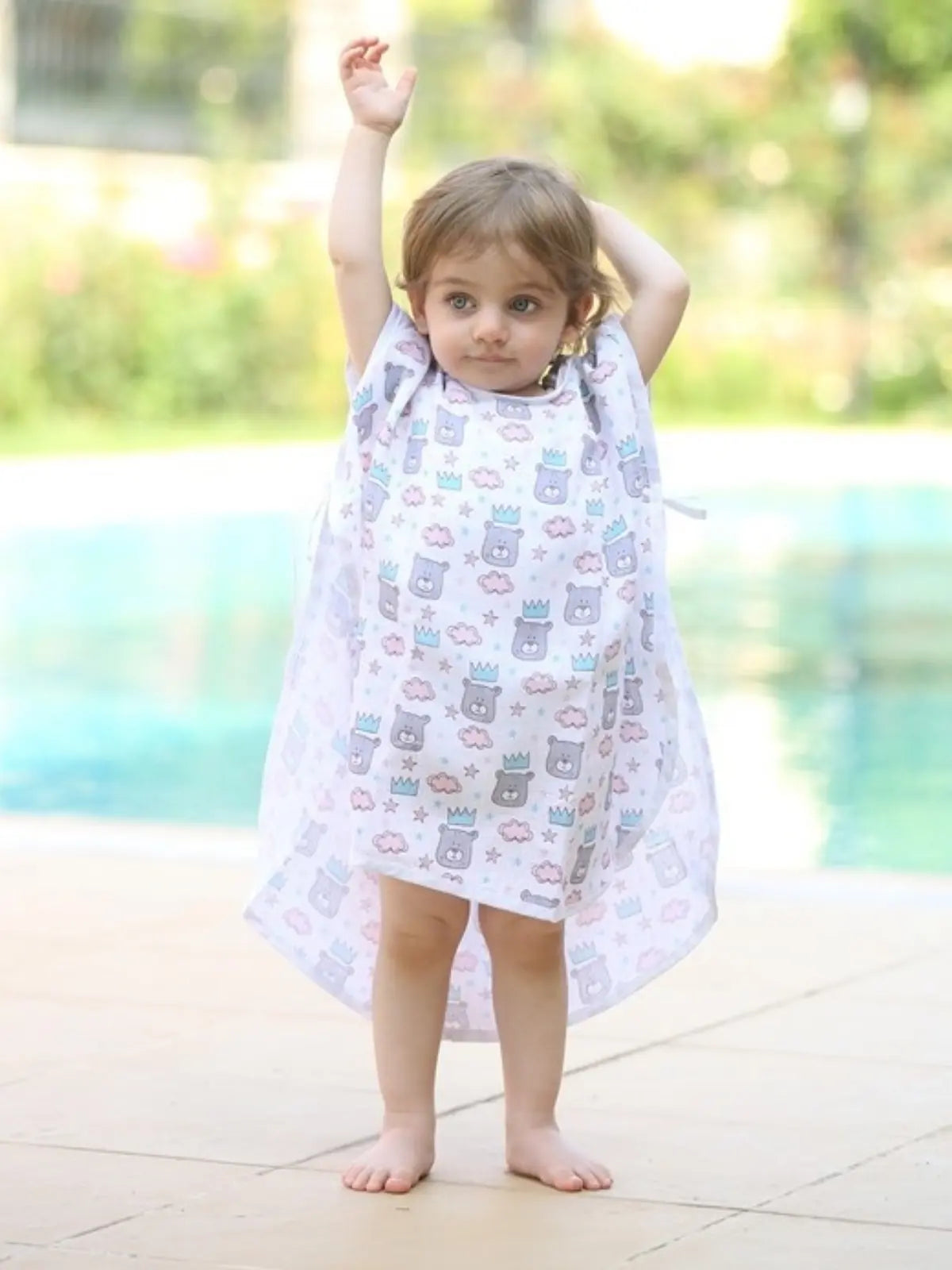 Kral ayı desenli muslin bebek panço giyili çocuk model görünüm
