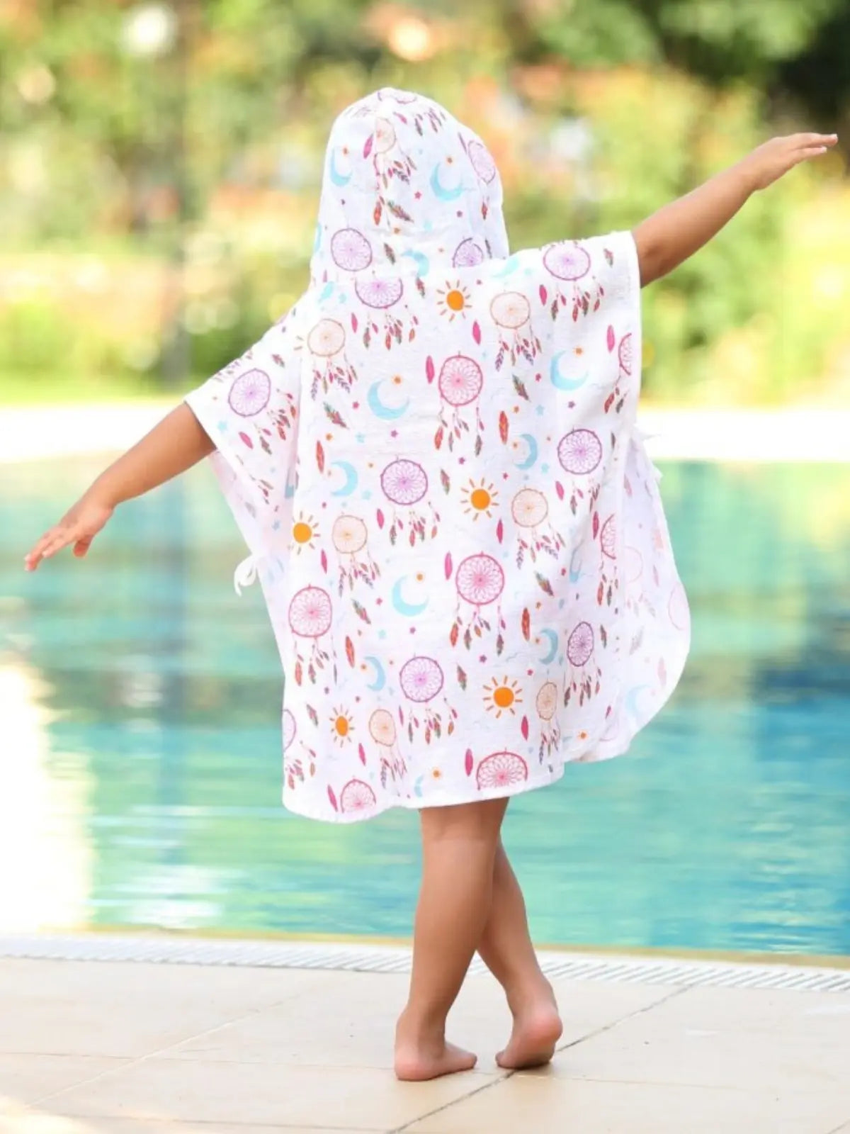 Mihrimah desenli muslin bebek panço giyili çocuk model arka görünüm