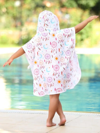 Mihrimah desenli muslin bebek panço giyili çocuk model arka görünüm