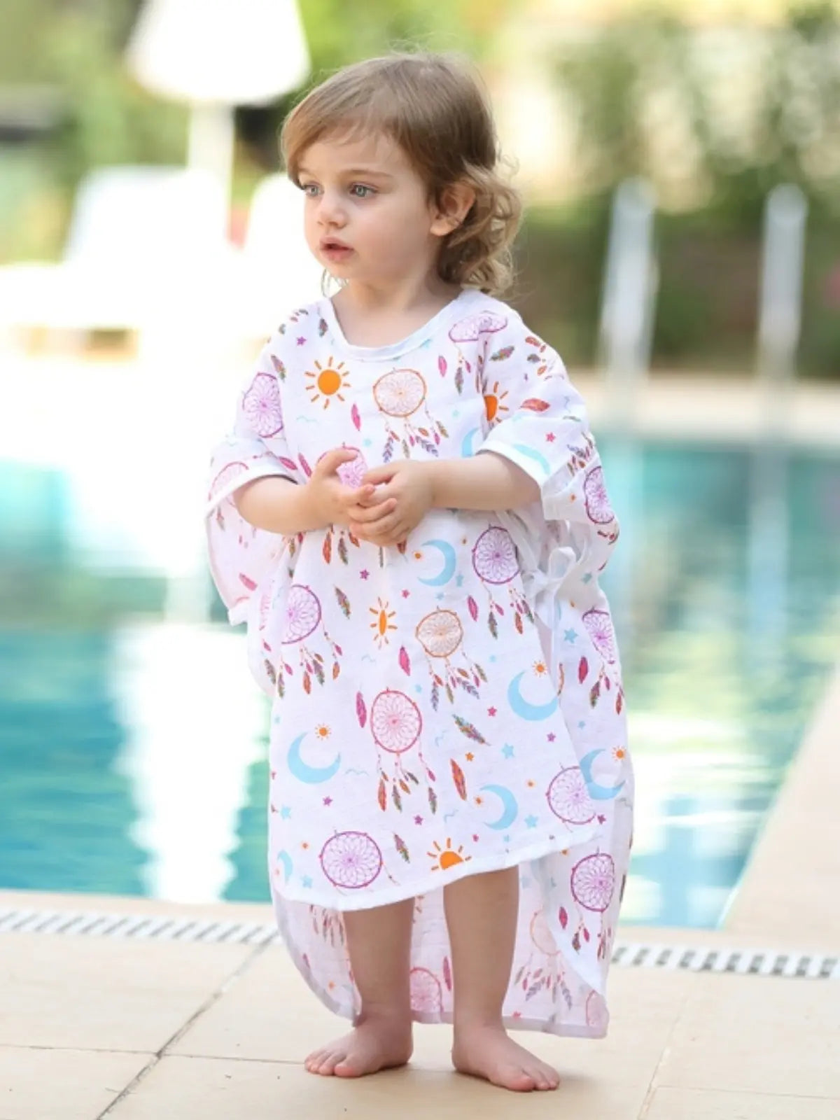 Mihrimah desenli muslin bebek panço giyili çocuk model ön görünüm