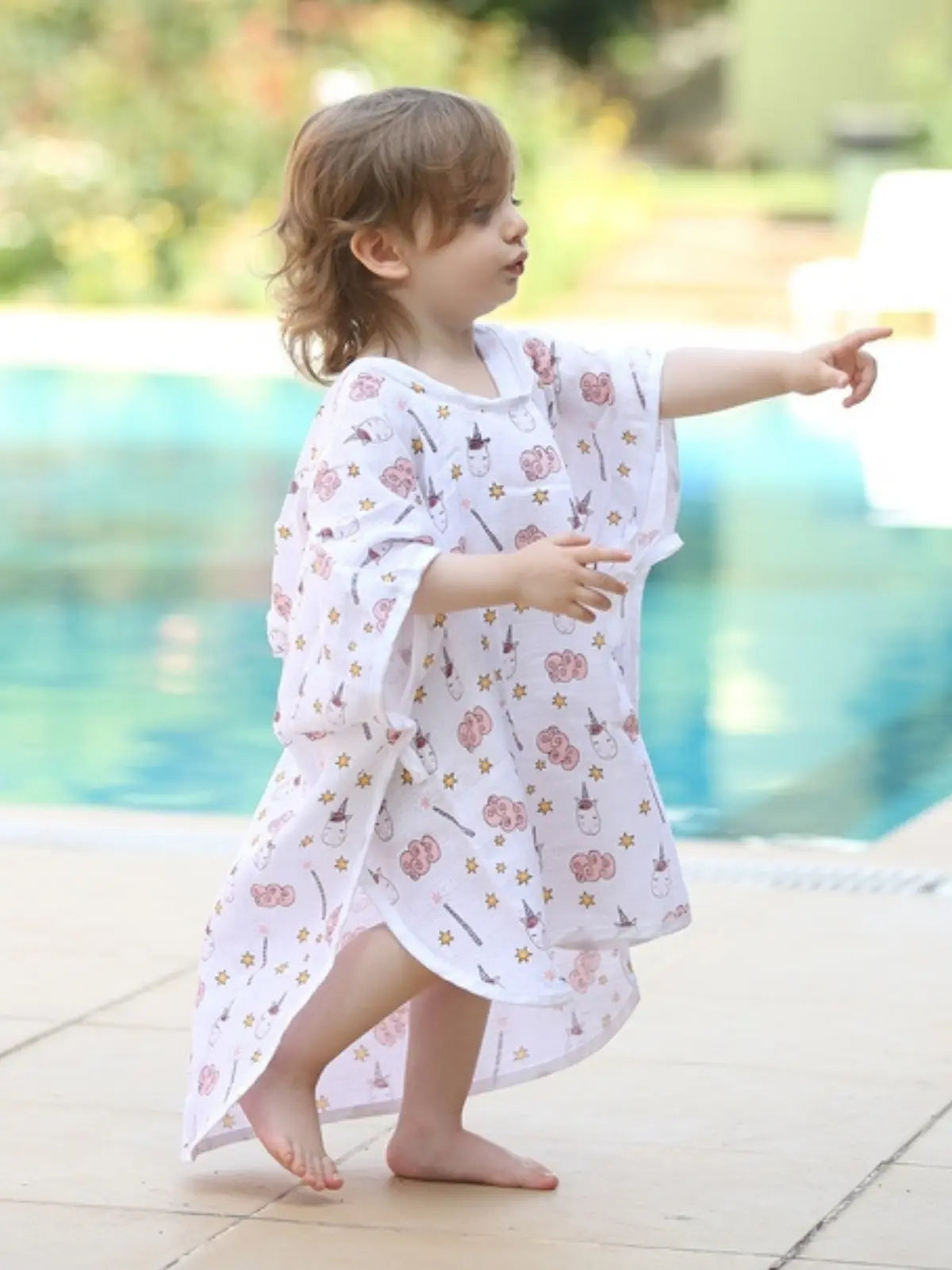 Tek boynuzlu at desenli muslin bebek panço giyili çocuk model ayakta