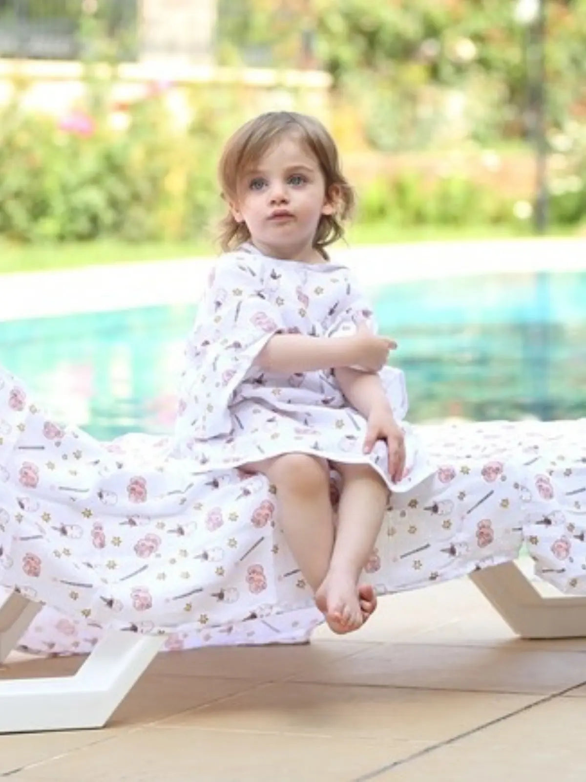 Tek boynuzlu at desenli muslin bebek panço giyili çocuk model oturur poz