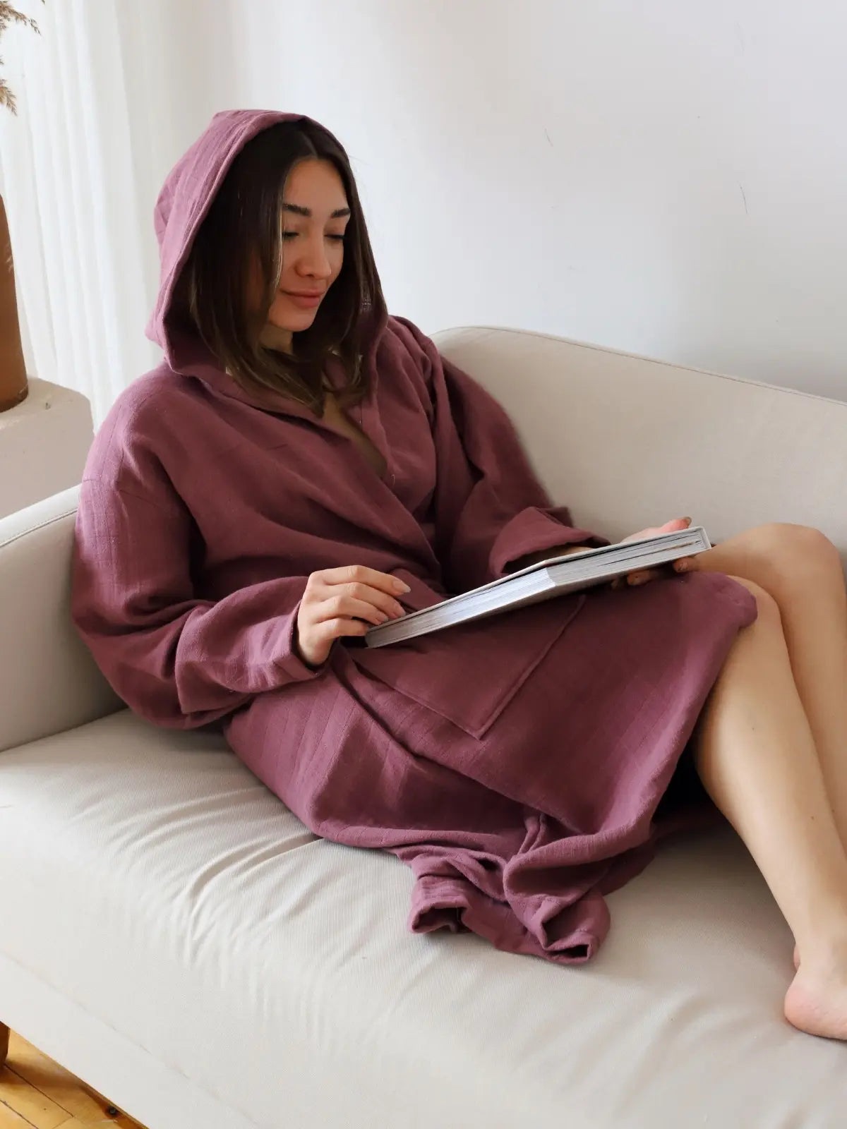 Bordo muslin bornoz kumaş dokusu ve kapişon detayı