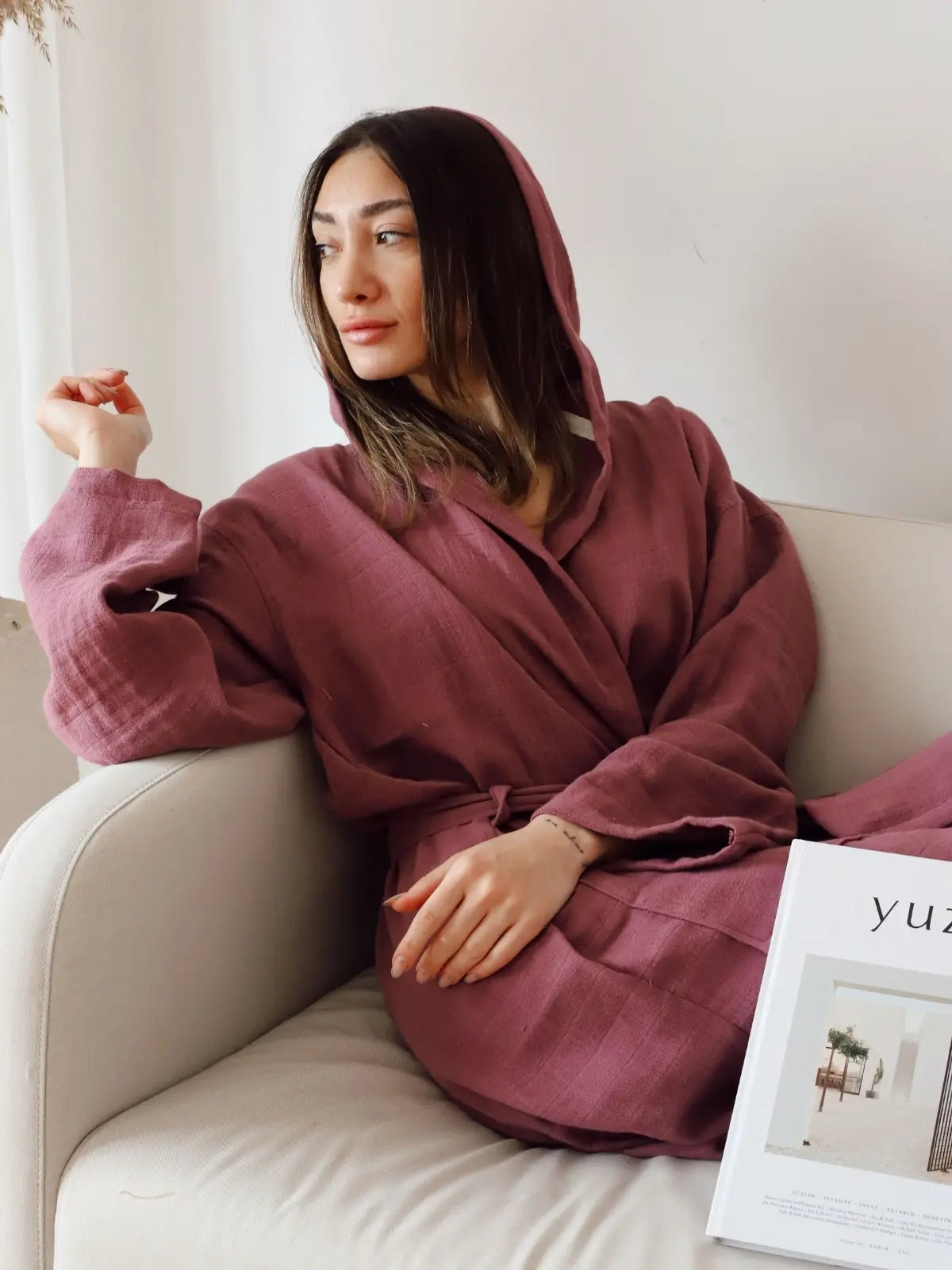 Bordo muslin kapişonlu bornoz giyili model görseli