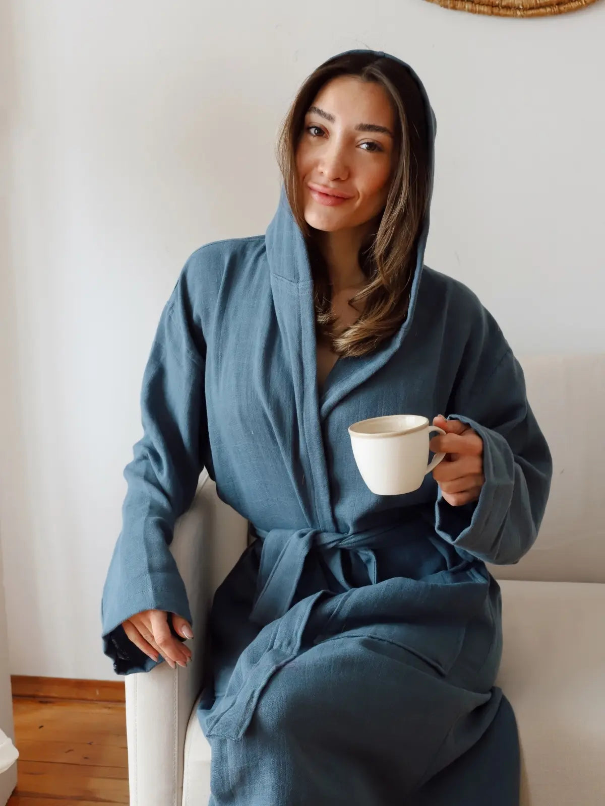 İndigo mavi muslin kapişonlu bornoz giyili model görseli