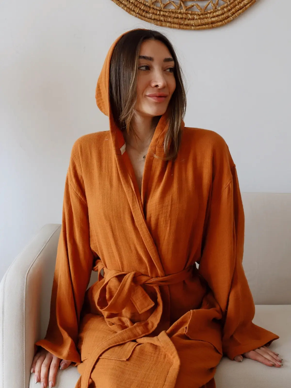 Koyu kiremit muslin bornoz kumaş dokusu ve kapişon detayı