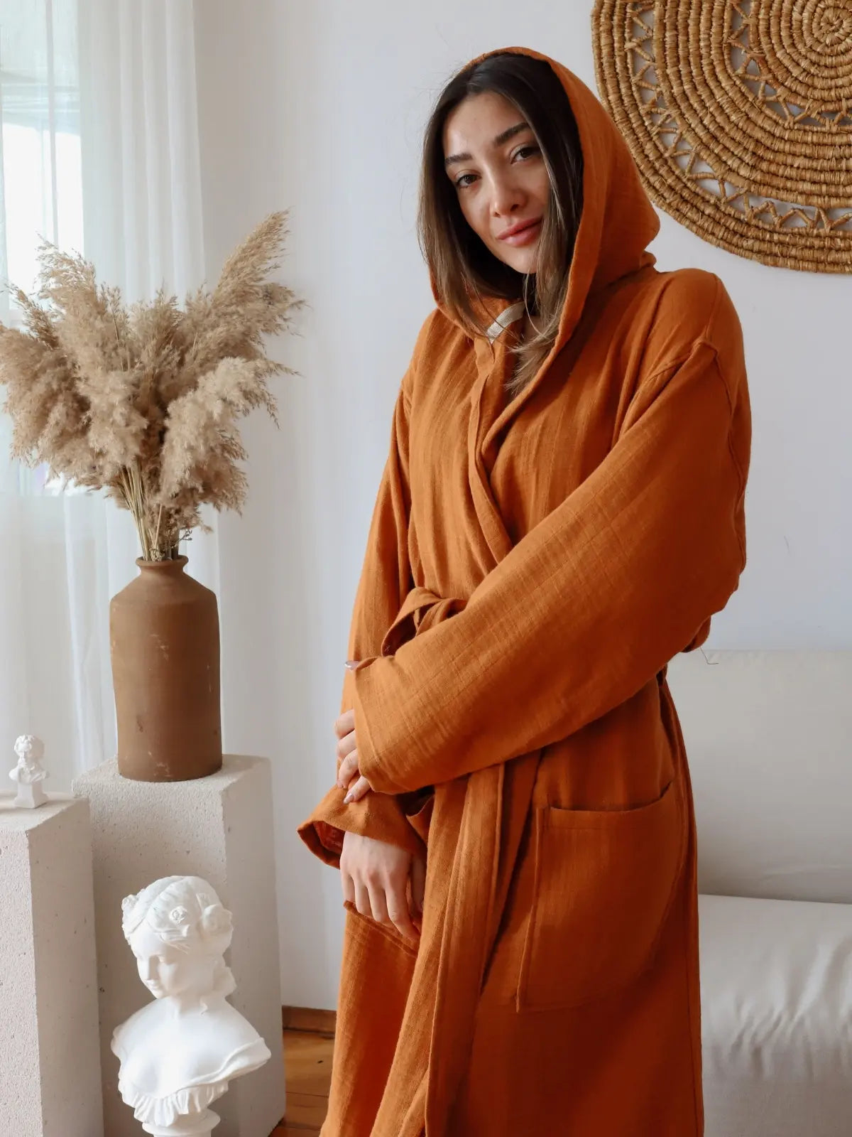 Koyu kiremit muslin kapişonlu bornoz giyili model görseli