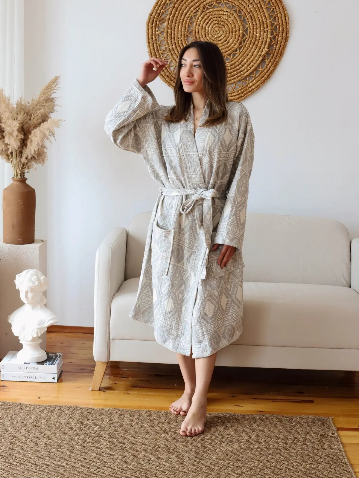 Etnik antrasit desenli muslin kimono bornoz giyili model görseli