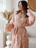 Etnik pembe desenli muslin kimono bornoz giyili model görseli