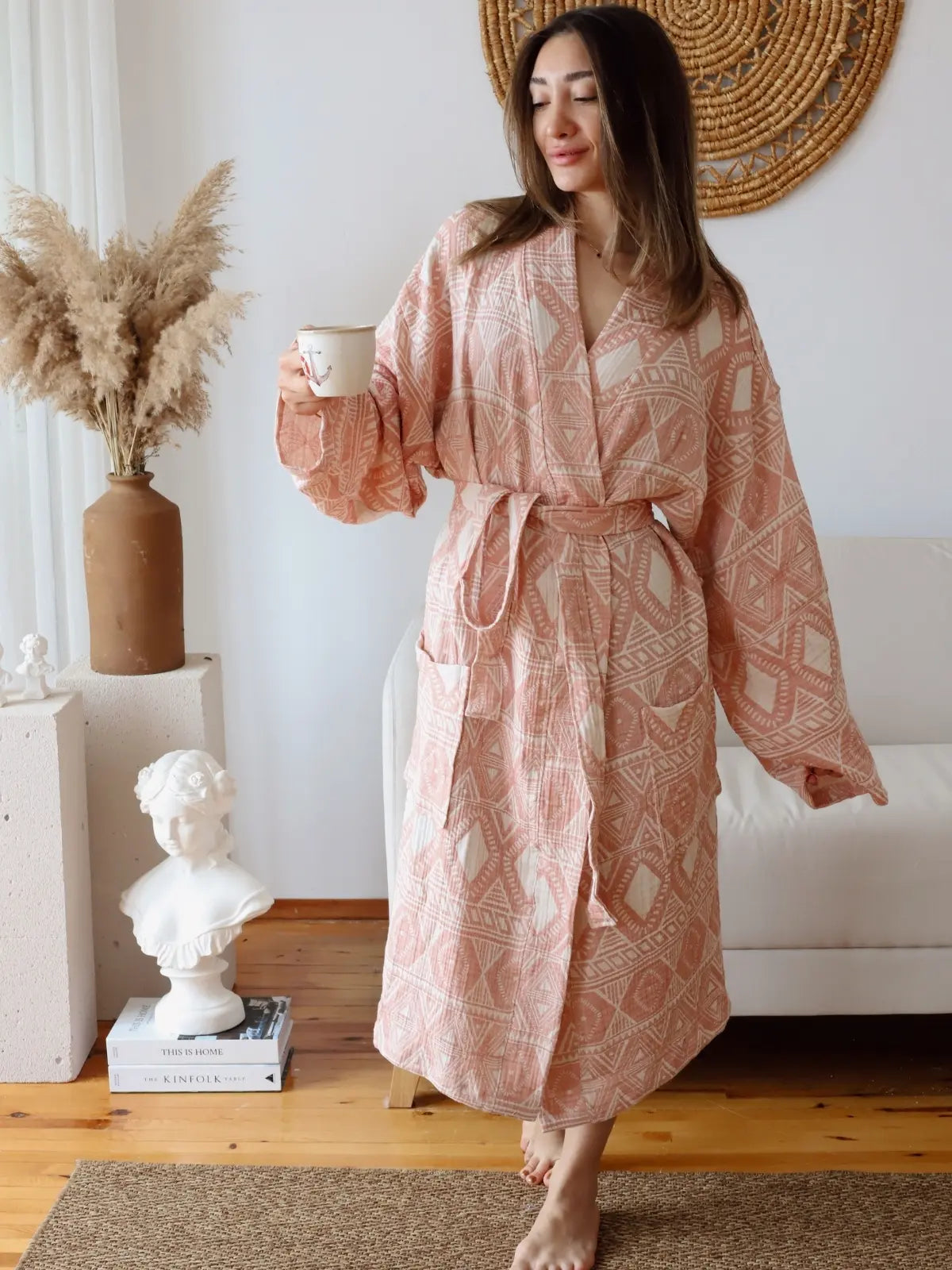 Etnik pembe desenli %100 pamuk 3 kat jakarlı muslin kimono bornoz ön görünüm