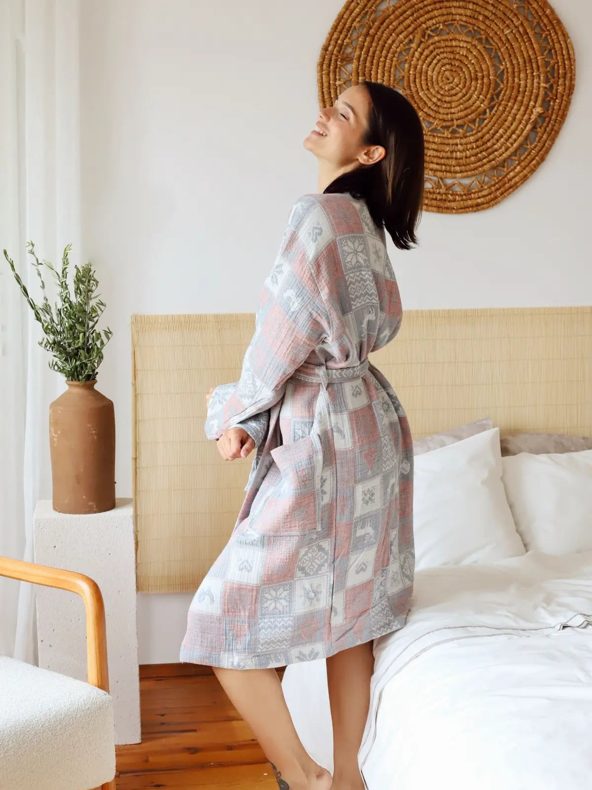 Yılbaşı temalı jakarlı muslin bornoz şenlikli desen detayı