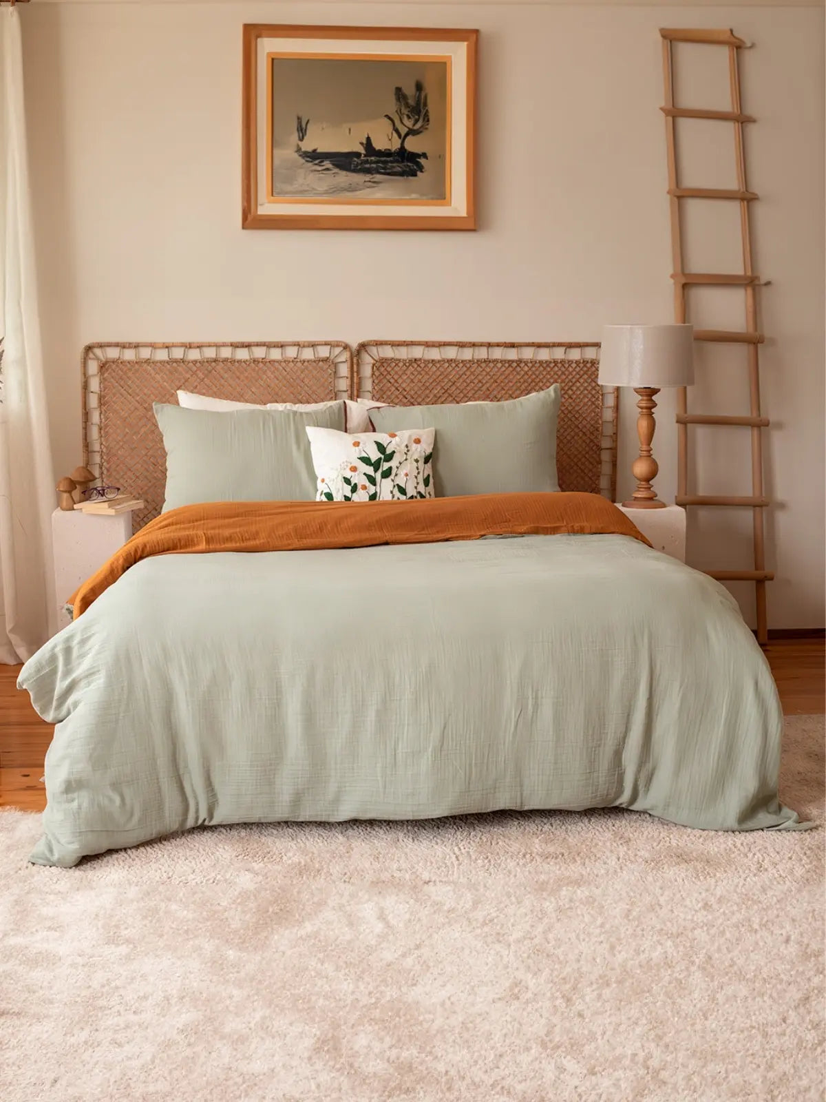 Adaçayı hardal çift taraflı 2 kat muslin nevresim takımı yatak üstü tam görünüm