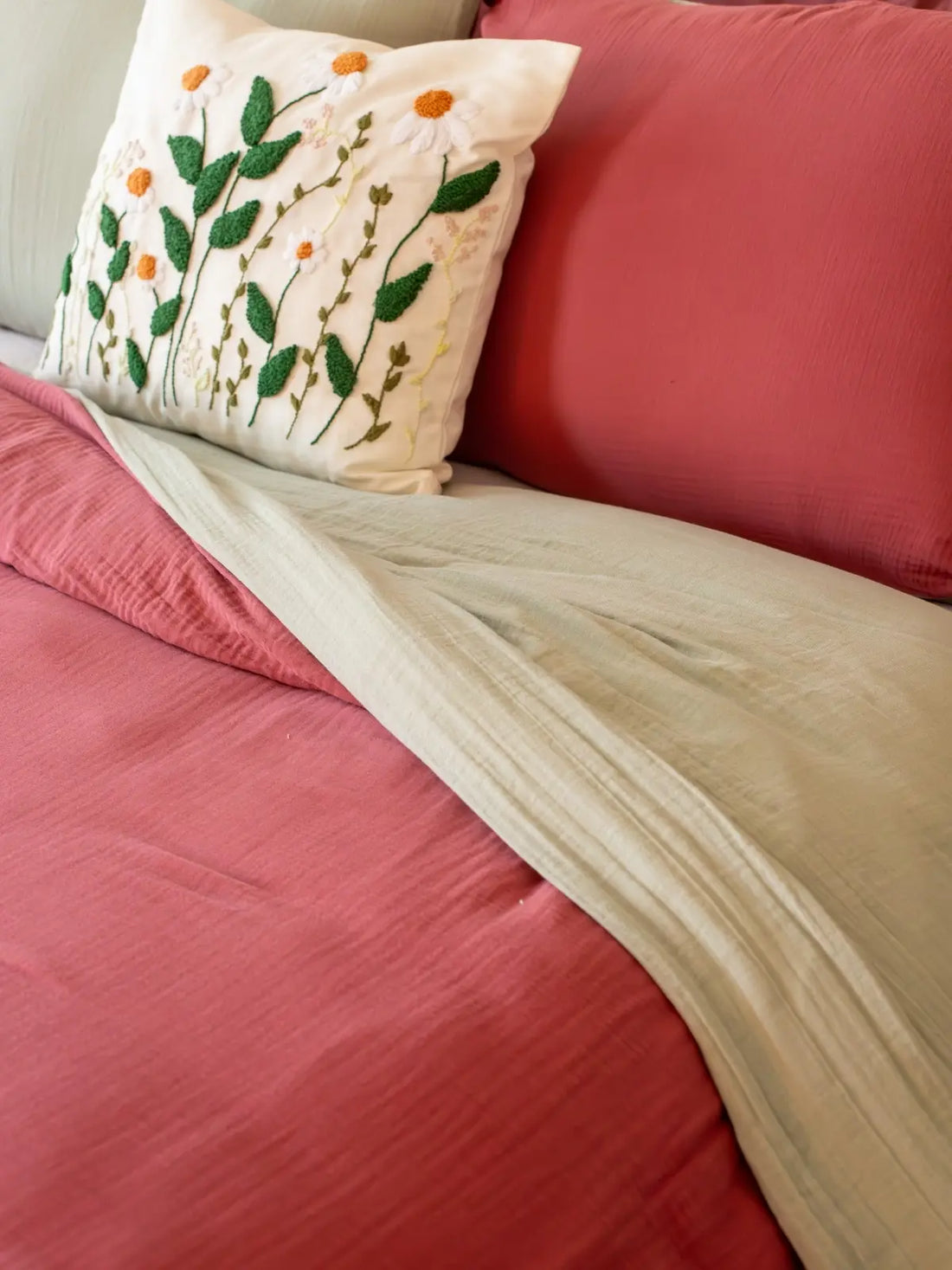 Gül kurusu adaçayı çift taraflı 2 kat muslin nevresim takımı yatak üstü tam görünüm