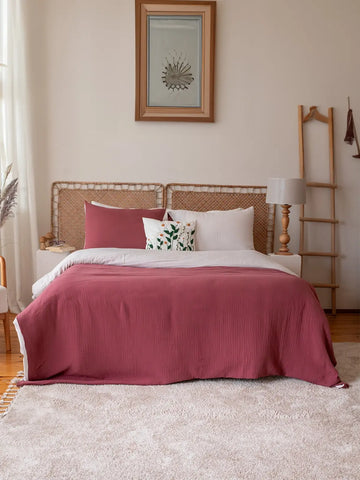 Gül kurusu adaçayı çift taraflı 2 kat muslin nevresim takımı yatak üstü tam görünüm