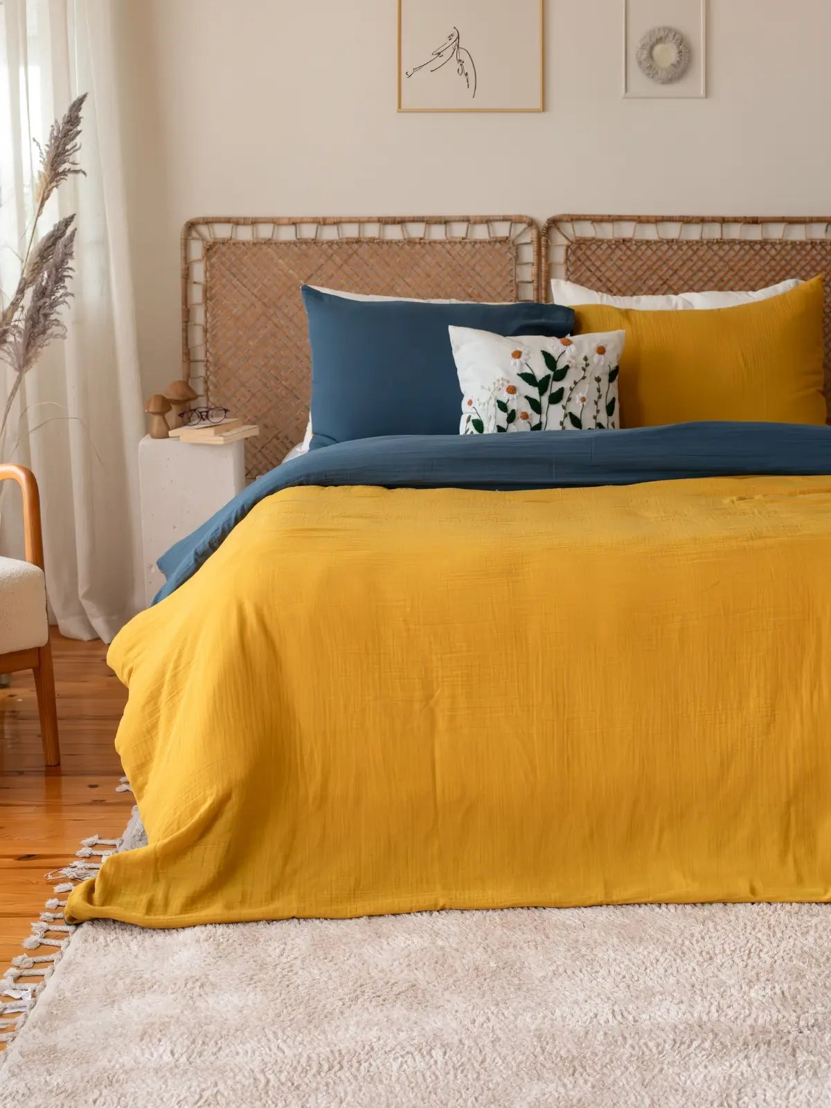 Hardal indigo çift taraflı 2 kat muslin nevresim takımı yatak üstü tam görünüm