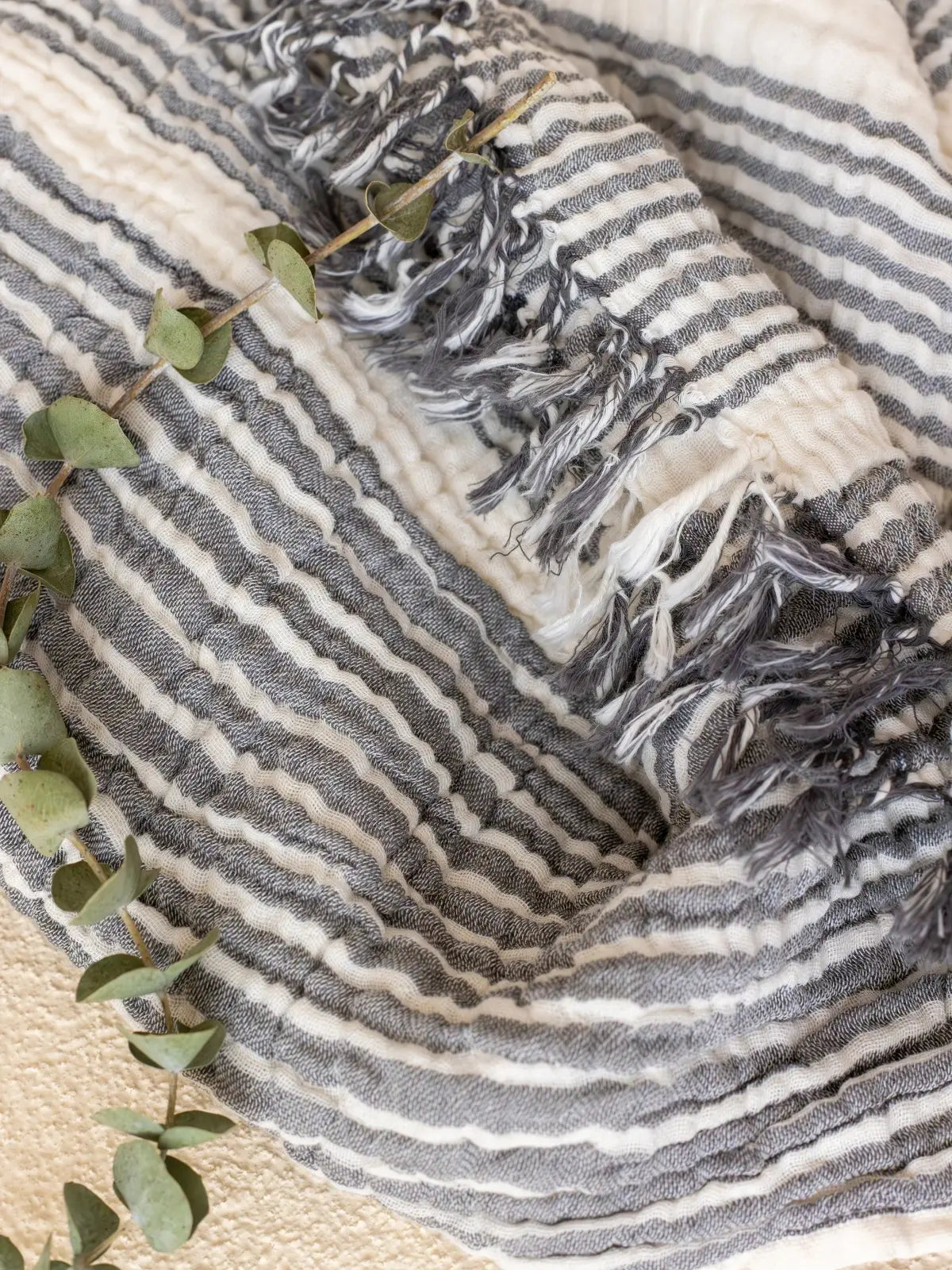 Antrasit çizgili muslin peştemal el yapımı saçak detayı