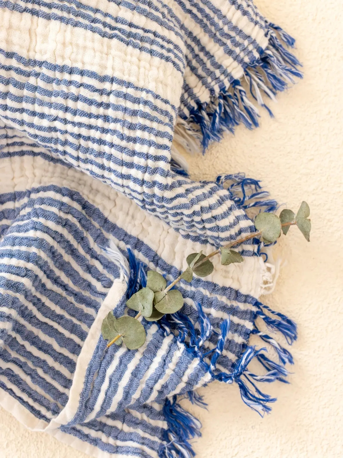 Mavi çizgili muslin peştemal el yapımı saçak detayı