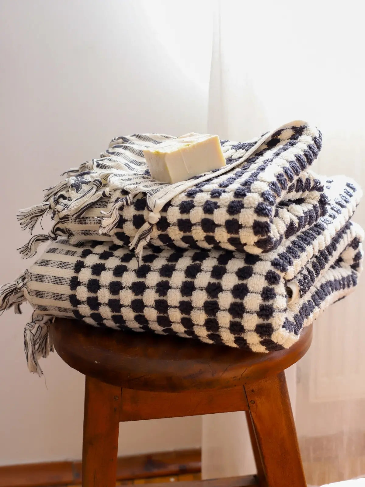 Antrasit nohut bubble havlu katlanmış halde sergileme