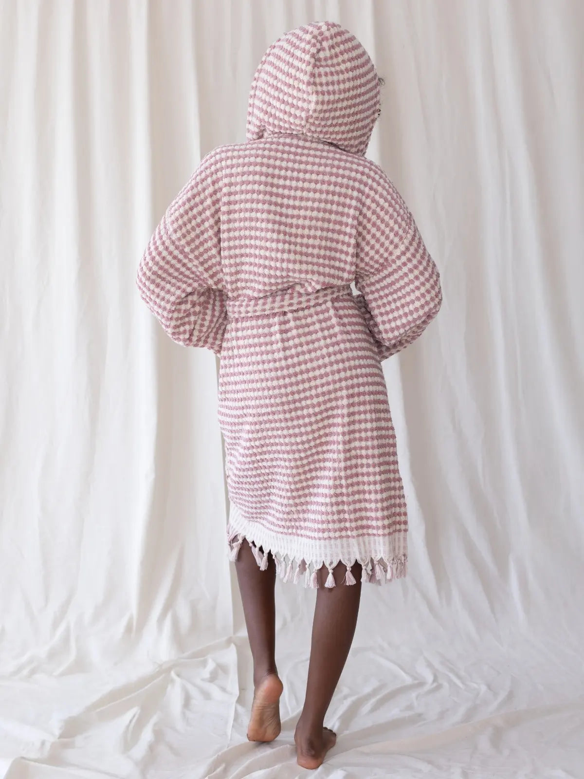 Açık pembe nohut bubble havlu bornoz giyili model görseli