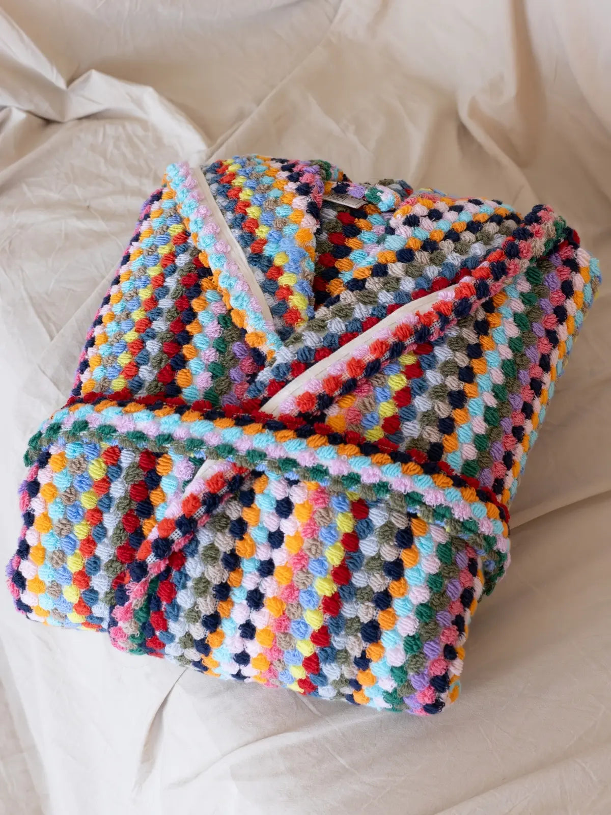 Gökkuşağı bubble bornoz çok renkli şerit deseni detayı