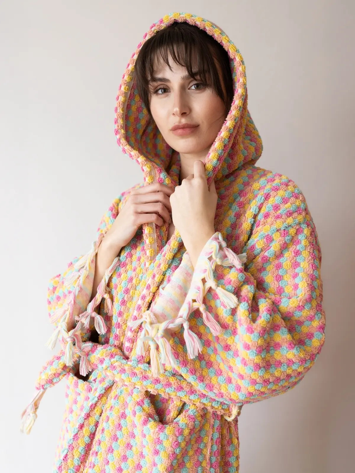 Mint pembe nohut bubble havlu bornoz giyili model görseli