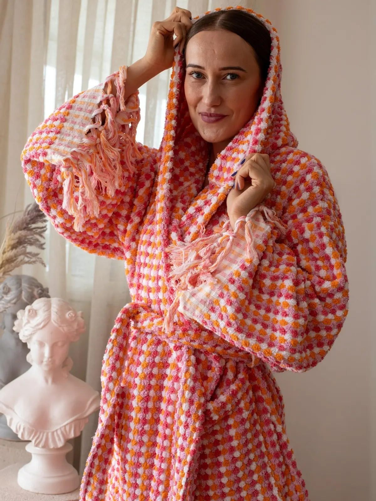 Pembe turuncu nohut bubble havlu bornoz giyili model görseli